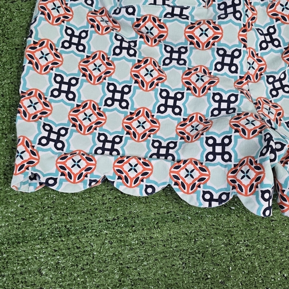CROWN & IVY | SHELBY 97% COTTON BLEND SCALLOPED HEM GEO TILE SHORTS - Picture 6 of 16